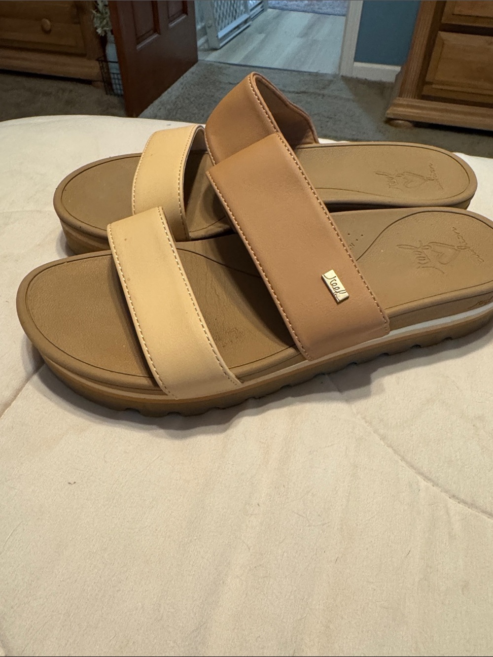 Reef cushion Vista Hi Sandals in Tan and Cream